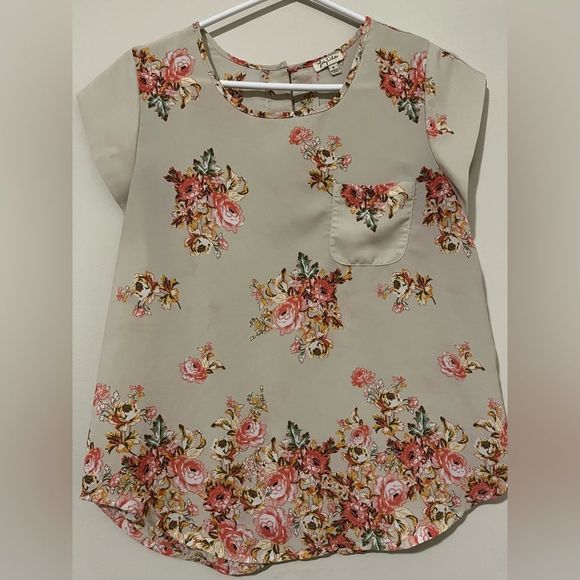 Lily White Tops - 🛍️5/$30 Lily White Blouse